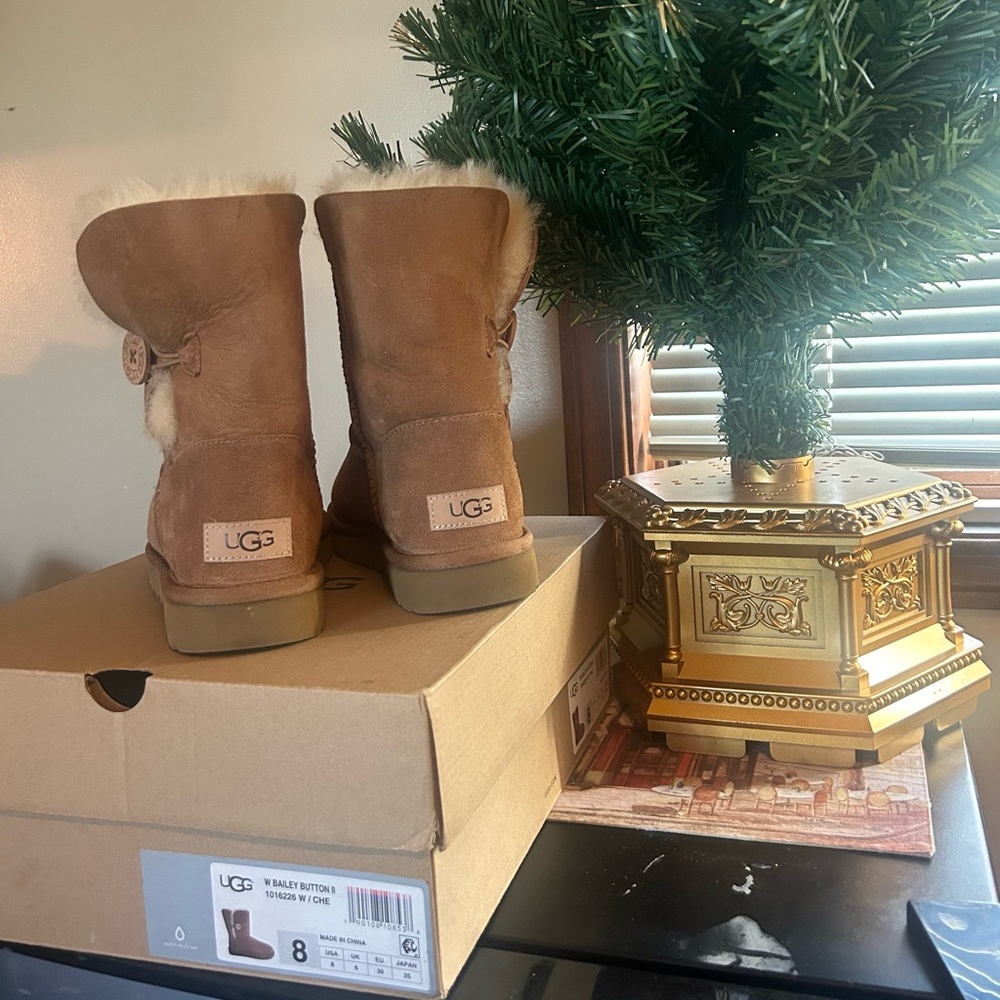 UGG SIZE 8